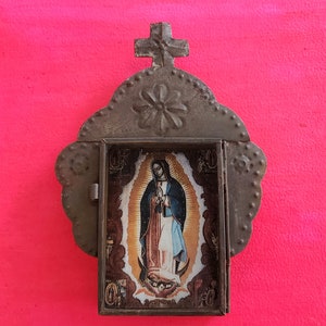 Nicho rústico mexicano de hojalata Virgen de Guadalupe para colgar en la pared, arte popular, santuario oxidado, caja de sombra, retablo, arte colonial de Nuestra Señora de Guadalupe