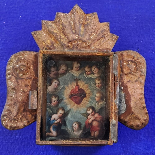 Sacré-cœur enflammé mexicain rustique Jésus-Christ avec des anges angelots en étain suspendu art folklorique nicho rouillé église catholique joueur baroque