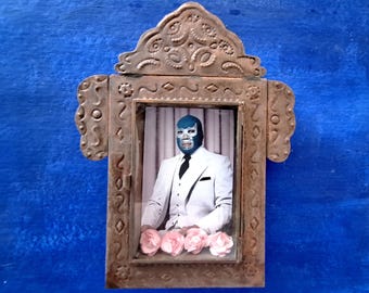 Gran nicho rústico mexicano de hojalata, lucha libre mexicana, lucha libre, Blue Demon, colgante de pared, arte popular, santuario oxidado, caja de sombra, México