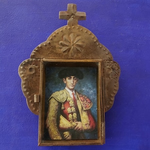 Rustieke Mexicaanse tinnen nicho beroemde stierenvechter Manolete Spaanse matador kunstenaar Jesus Helguera muur hangende volkskunst roestige schrijn schaduwdoos