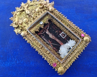 Golden  Nicho Pasion of Christ Jesus cross shrine wall hanging folk art color gold baroque barroco  catolic mexican church Christ Cherub