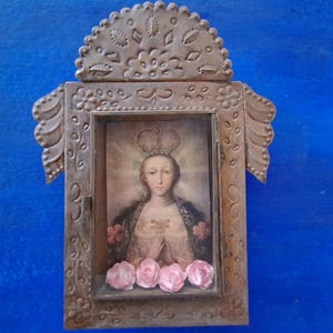 Große rustikale mexikanische Dose Nicho Virgen de San Juan de los Lagos Jungfrau Maria Wandbehang Volkskunst rostiger Schrein Schattenkasten Kolonialkunst
