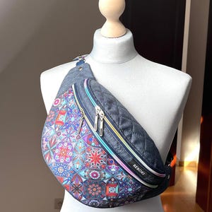 Riñonera acolchada impermeable BEBOKI XL con diseño de vidrieras, etnia y mandala. Riñonera hecha a mano. Riñonera para viajes y cartera de uso diario como regalo.