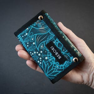 Cartera BEBOKI impermeable de tela hecha a mano para mujer con un diseño llamativo. Cartera para mujer Mandala Boho Paisley.