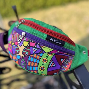 Riñonera BEBOKI Etno África / colores vibrantes / verde + minicartera de regalo. ¡Elegante bolso para diario! Motivo étnico y colores vibrantes.