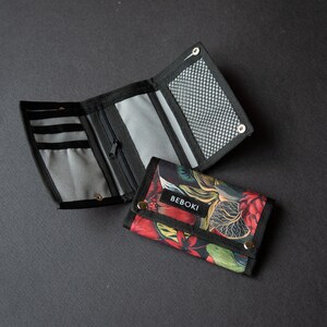 BEBOKI - Elegante cartera impermeable de tela con estampado paisley para tarjetas, dinero y documentos. Estilo bohemio, etno y canario. Cartera de mujer y portadocumentos.