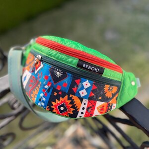 Riñonera BEBOKI Etno África / colores vibrantes / verde + minicartera de regalo. ¡Elegante bolso para diario! Motivo étnico y colores vibrantes.