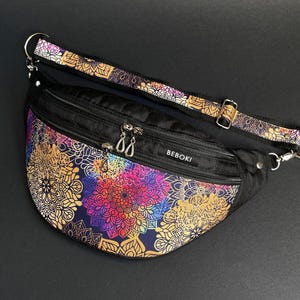 Riñonera acolchada impermeable BEBOKI XL con diseño de vidrieras, etnia y mandala. Riñonera hecha a mano. Riñonera para viajes y cartera de uso diario como regalo.