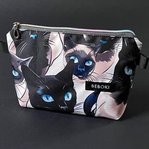 BEBOKI Сosmetic bag paisley, comfortable, waterproof, great gift for her, retro style. Kosmetyczka Koty z niebieskimi oczami / wodoodporna M