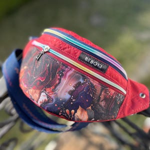 Riñonera BEBOKI con estampado de mandala morado y colores vibrantes + minicartera de regalo. Elegante bolso para diario. Motivo étnico y colores vibrantes.