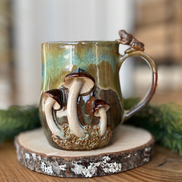 Tasse champignon magique, au choix avec escargot ou repose-pouce, tasses en poterie, céramique terreuse, tasse champignon faite main, tasse 3D, style forêt unique