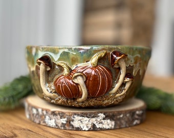 Schale mit Kürbisse und Pilze, handgemachte Keramikschale, Kikii Art
