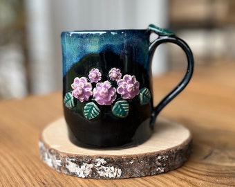 Ręcznie robiony kubek z motywem kwiatowym 3D: Ceramiczny kamionkowy kubek do herbaty i kawy