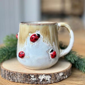Peut inclure: Ensemble de trois mugs en céramique avec une finition mate et mouchetée. Chaque mug est de couleur différente : bleu clair, crème et gris. Les mugs ont un design simple et moderne et une anse confortable. Parfait pour le café ou le thé.