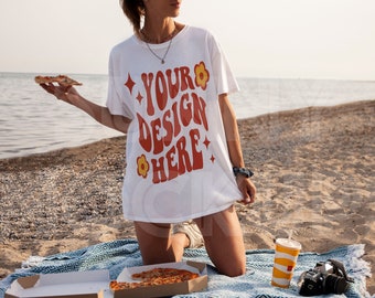 Camiseta blanca extragrande, modelo REAL, maqueta de verano, GILDAN 5000, maqueta de camisa de playa moderna.