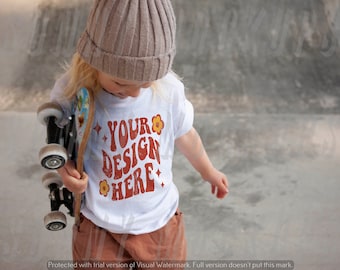 Mockup T-shirt voor kinderen ECHT MODEL, buiten wit Bella Canvas 3001t, peutershirt foto
