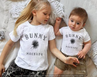 Puede incluir: Dos niños con camisetas blancas con un gráfico de palmera y el texto "Sunny Mockups". La niña lleva una falda de estampado animal blanco y negro y el niño lleva pantalones cortos color caqui.