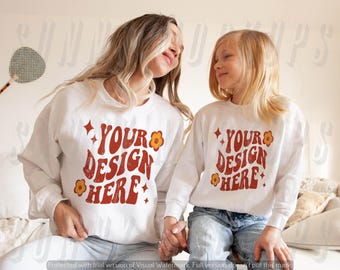 Mama and Me Mockup / Gildan 18000 Weiß Mockup | Gildan 18000b Weißes Sweatshirt Mockup |  KIDS Sweatshirt Mockup | Familie Sweatshirt Mockup