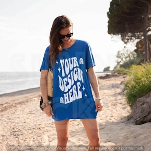 Bella Canvas 3001 ブルー モックアップ | Bella Canvas ロイヤルブルー モックアップ | モデル Tシャツ モックアップ、オーバーサイズ ブルー Tシャツ モックアップ、3001 トゥルーロイヤル モックアップ