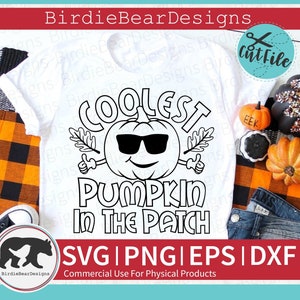 Puede incluir: Una camiseta blanca con una ilustración en blanco y negro de una calabaza con gafas de sol y haciendo un pulgar hacia arriba. El texto "Coolest Pumpkin in the Patch" está escrito debajo de la calabaza. El texto "SVG | PNG | EPS | DXF" está escrito en la parte inferior de la imagen.