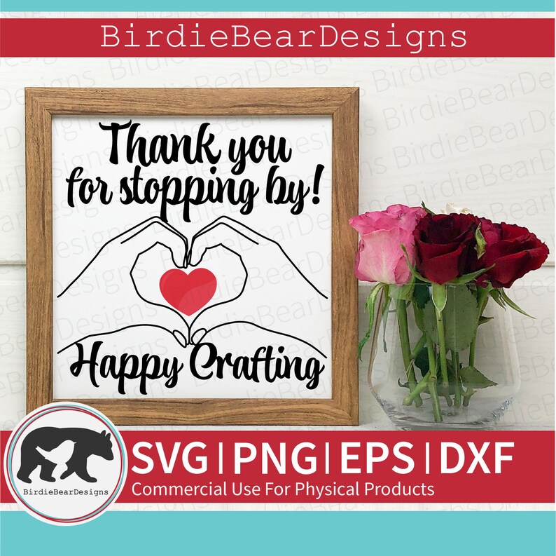 Puede incluir: Un cartel enmarcado con fondo blanco y texto negro que dice "&iexcl;Gracias por pasar!" con una forma de coraz&oacute;n hecha de manos y un coraz&oacute;n rojo en el centro. Debajo del texto est&aacute; "Feliz elaboraci&oacute;n". El cartel est&aacute; sobre una superficie de madera con un jarr&oacute;n de rosas rojas y rosas en primer plano.
