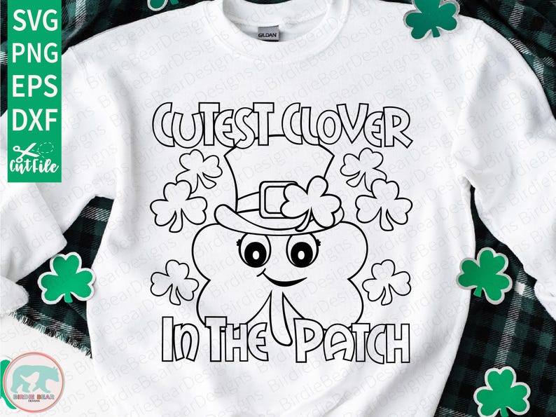 Pu&ograve; includere: Felpa bianca con grafica in bianco e nero di un trifoglio con cappello, circondato da trifogli. Il testo recita "Cutest Clover In The Patch". Adatta per la festa di San Patrizio.