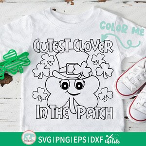 Pu&ograve; includere: Maglietta bianca con un contorno nero di un personaggio a forma di trifoglio con un cappello, con la scritta "Cutest Clover in the Patch". Include occhiali verdi a forma di trifoglio e scarpe da ginnastica bianche con bordi rossi. C'&egrave; anche la scritta "Color Me".