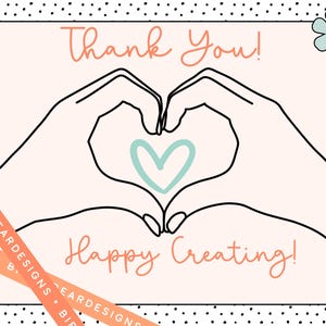 Pu&ograve; includere: Un biglietto di auguri con sfondo color pesca chiaro, bordo a pois neri e le parole "Thank You!" e "Happy Creating!" in corsivo color pesca. Due mani formano un cuore attorno a un cuore azzurro. Un fiore azzurro con centro arancione &egrave; nell'angolo in alto a destra.
