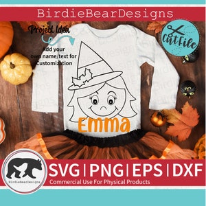 Puede incluir: Una camiseta blanca de manga larga con una ilustraci&oacute;n en blanco y negro de una ni&ntilde;a con un sombrero de bruja y el nombre "Emma" escrito en naranja debajo de la ilustraci&oacute;n. La camiseta est&aacute; sobre una superficie de madera marr&oacute;n con una falda de tul y decoraciones de oto&ntilde;o.