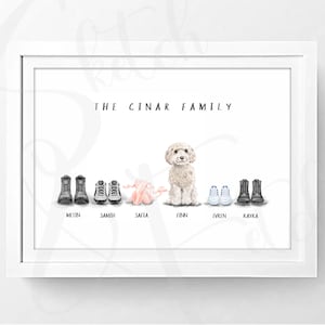 Könnte beinhalten: Gerahmter Druck mit dem Text "THE CINAR FAMILY" über Illustrationen von Schuhen und einem Hund. Die Schuhe umfassen Stiefel, Turnschuhe und Babyschuhe. Namen sind unter jedem Schuhpaar geschrieben.