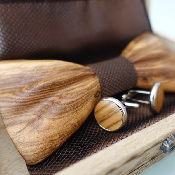 Holzfliege aus hellem Massivholz mit braunem Stoff, optional mit persönlicher Gravur