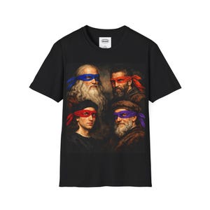Könnte beinhalten: Schwarzes T-Shirt mit einem Gemälde im Renaissance-Stil, das vier Männer mit farbigen Stirnbändern zeigt, die an die Teenage Mutant Ninja Turtles erinnern. Die Männer haben blaue, rote und violette Stirnbänder. Das Shirt hat ein Etikett am Kragen.