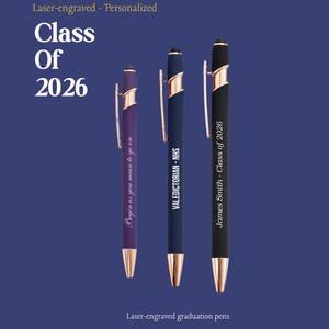 Pode incluir: Três canetas personalizadas gravadas a laser em roxo, azul marinho e preto com detalhes dourados. As canetas são inscritas com texto, incluindo "Class of 2026" e nomes individuais. A imagem também inclui o texto "Laser-engraved graduation pens."
