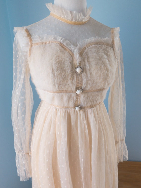 Vintage off-white lace and cream daytime dreamy dr