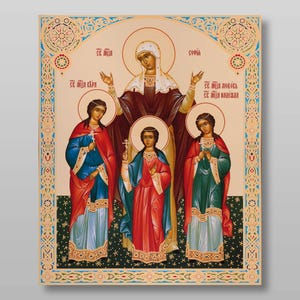 Può includere: Un'icona che rappresenta la Vergine Maria e le sue tre figlie, Sofia, Fede e Speranza. L'icona è dipinta in uno stile tradizionale con accenti dorati e uno sfondo scuro. La Vergine Maria è raffigurata al centro, con le sue figlie che la fiancheggiano su entrambi i lati. L'icona è incorniciata da una cornice dorata.