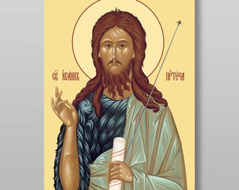 Puede incluir: Un icono que representa a Juan el Bautista, una figura religiosa del cristianismo. Se le representa con una larga barba, cabello largo y vestido con una piel de animal marrón. Sostiene un rollo en su mano izquierda y un bastón en su mano derecha. El icono está pintado en un estilo tradicional con un fondo dorado y un halo alrededor de la cabeza de Juan. El texto "Св. ІОАНН. ПРЄТЄЧА" está escrito en escritura cirílica en la parte superior del icono.