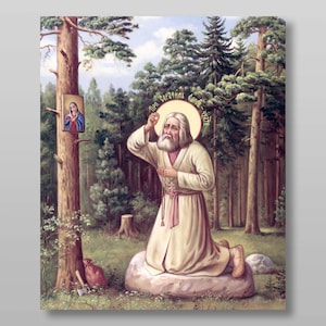 Może przedstawiać: Malowidło przedstawiające mężczyznę klęczącego w modlitwie w lesie. Ma na sobie białą szatę i długą białą brodę. Trzyma w dłoniach różaniec. Za nim na drzewie znajduje się mała ikona Matki Boskiej. Tekst na obrazie brzmi "App. Seraphim, Sands - 1833".