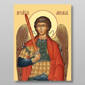 Puede incluir: Un icono que representa una figura con un halo, sosteniendo una espada y un bastón rojo. La figura lleva una capa roja sobre una armadura y tiene grandes alas detalladas. El fondo es amarillo claro con texto en una fuente estilizada.