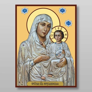Pode incluir: Um ícone religioso que retrata a Virgem Maria segurando o menino Jesus. O ícone é pintado em um estilo tradicional com detalhes dourados e um fundo amarelo. O texto na parte inferior diz "престѣла вѣда ерусалимская".
