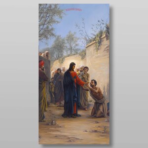 Può includere: Un dipinto che rappresenta una scena della Bibbia, che mostra Gesù Cristo che tende la mano a un uomo bisognoso. L'uomo è inginocchiato a terra, mentre Gesù è in piedi con la mano tesa. Altre persone sono in piedi sullo sfondo, osservando la scena.
