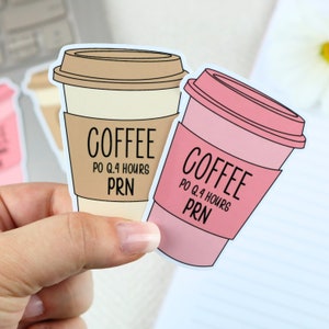 Può includere: Due adesivi a forma di tazza da caffè, uno marrone e uno rosa, con il testo "COFFEE PO Q.4 HOURS PRN" su ciascuno.