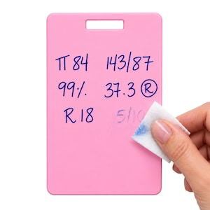 Puede incluir: Una pizarra rectangular rosa de borrado en seco con una ranura superior, que muestra datos médicos escritos a mano en azul, incluyendo 84, 143/87, 99%, 37.3 y R 18. Un paño blanco borra la tinta azul 5/10 de la superficie lisa de la pizarra.