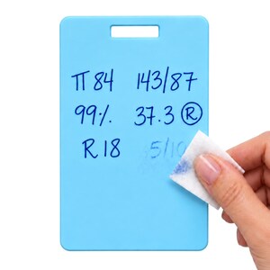 Puede incluir: Una placa rectangular de plástico azul claro con una ranura en la parte superior, con texto escrito a mano en tinta azul oscuro que dice P 84, 143/87, 99%, 37.3 R y R 18, con una toallita blanca borrando parcialmente el texto inferior.
