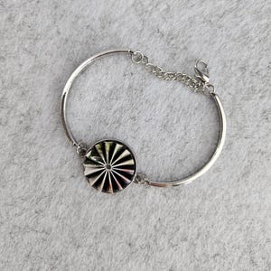 Nachhaltiges, handgefertigtes Schmuck-Armband aus recycelten Materialien