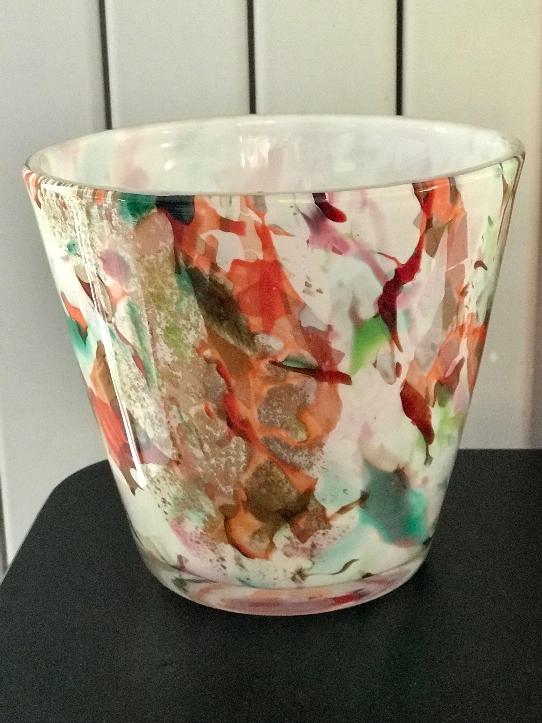 Vase Coloré en Verre Soufflé Bouche, Forme Conique. Hauteur 13 cm