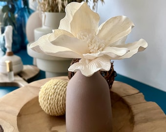 diffuseur de parfum par capillarité - Vase coloris marron chocolat en céramique brute et fleur de sola avec mèche coton. Contenance 200ml.