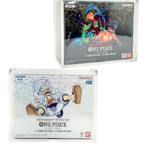 Może przedstawiać: Dwa zapieczętowane pudełka do gry karcianej One Piece w przezroczystych akrylowych etui. Jedno pudełko zawiera kolorową ilustrację postaci z napisem "WINGS OF THE CAPTAIN". Drugie pudełko przedstawia ilustrację postaci z napisem "AWAKENING OF THE NEW ERA".