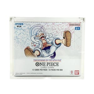 Może przedstawiać: Zapieczętowane pudełko do gry karcianej z grą karcianą One Piece "Awakening of the New Era". Pudełko ma białe tło z mapą i ilustracją postaci z kreskówek. Pudełko znajduje się w przezroczystym plastikowym etui.