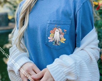 vintage Floral Ghost Pocket Design Comfort Colors® Shirt Haut d'automne T-shirt Ghost minimaliste Fleurs rétro Saison effrayante Emo Halloween Fantôme mignon