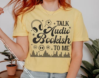 Police rétro T-shirt graphique Bookish Comfort Colors® Amateurs de livres audio Club littéraire MCM des années 50 Podcast Always Listening Lecteur de livres audio